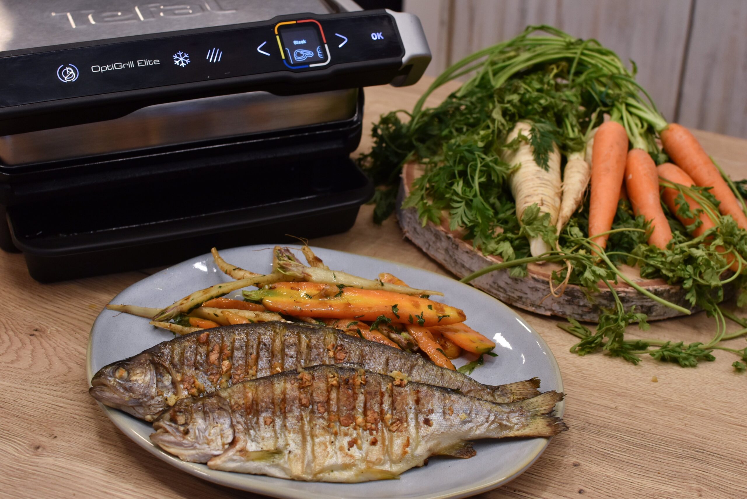 Grilovaný pstruh s kořenovou zeleninou v domácím grilu Optigrill Elite