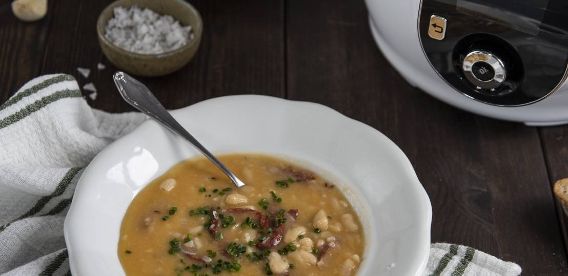 Fazolová polévka s pikantní klobásou – recept šéfkuchaře Ondřeje Slaniny pro Cook4Me+