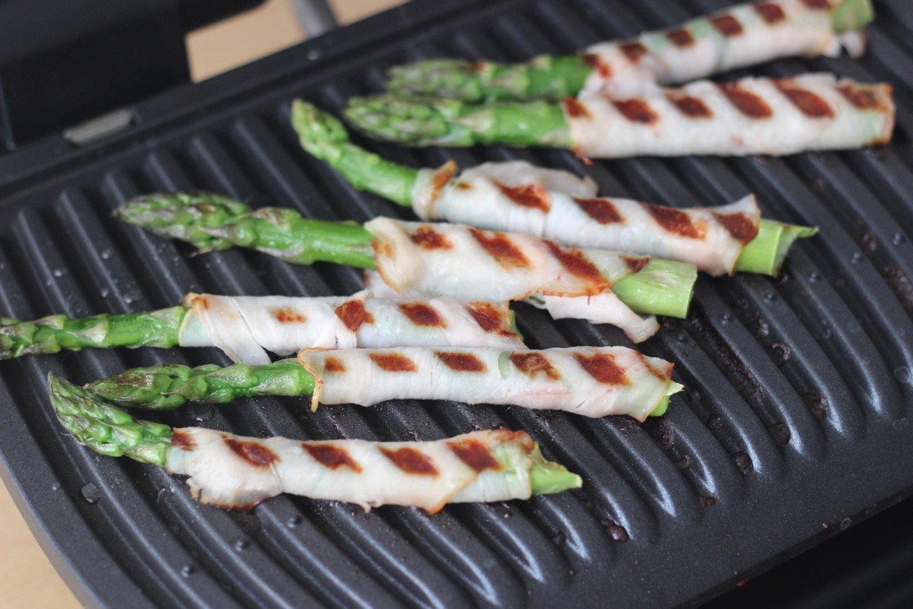 Grillezett spárga, sonkába tekerve