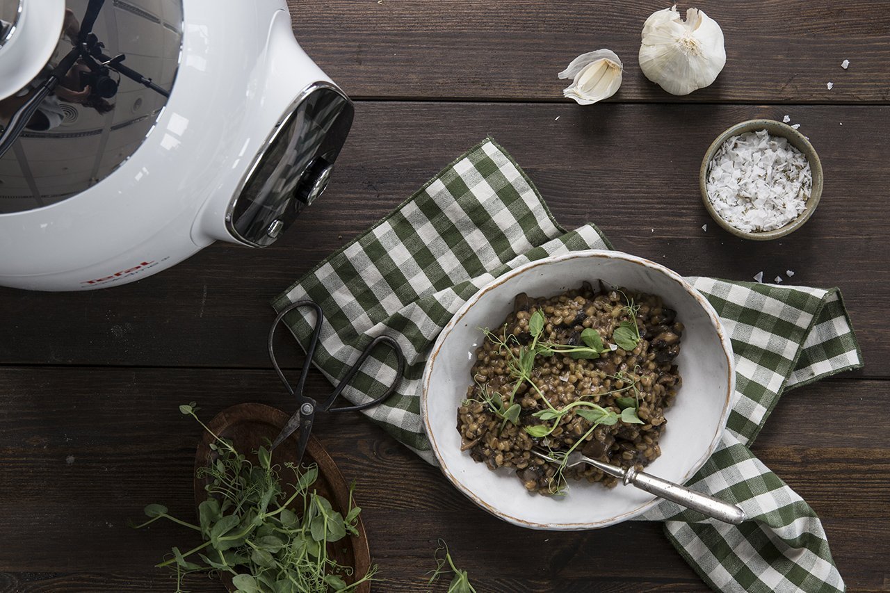 Kroupové rizoto s houbami – recept šéfkuchaře Ondřeje Slaniny pro Cook4Me+