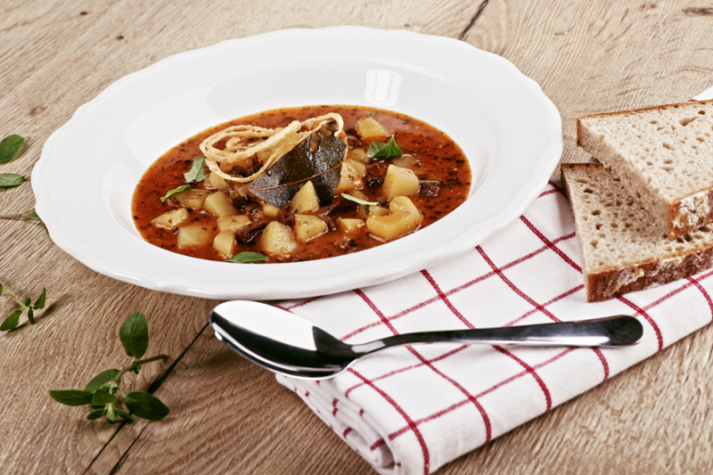 Gulášová polévka – recept šéfkuchaře Ondřeje Slaniny pro Cook4Me+