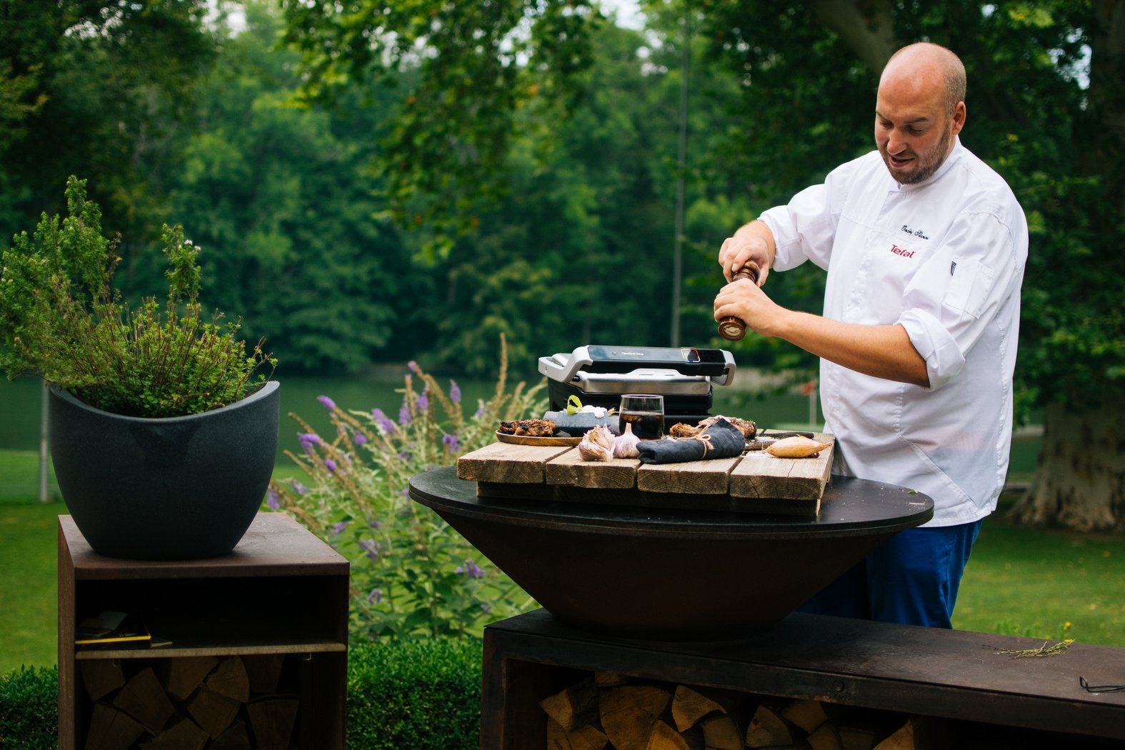 Vepřová krkovice marinovaná v pivu a kmínu se zelnými plackami na grilu – recept Optigrill Elite od Ondřeje Slaniny