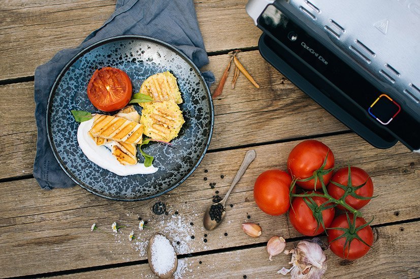 Grilovaný sýr halloumi s cuketovo-kuskusovými plackami, grilovaným rajčetem a zakysanou smetanou – recept pro Optigrill Elite
