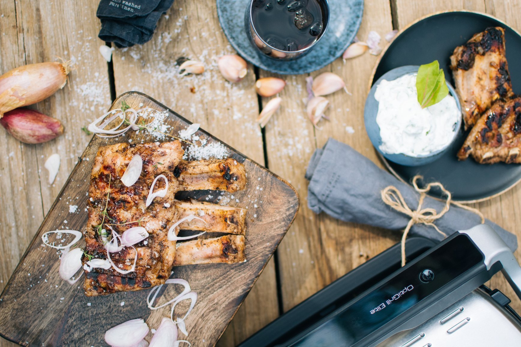 Grilovaná vepřová žebra marinovaná v kávovo-kolové marinádě česnekovým dipem – recept pro Optigrill Elite