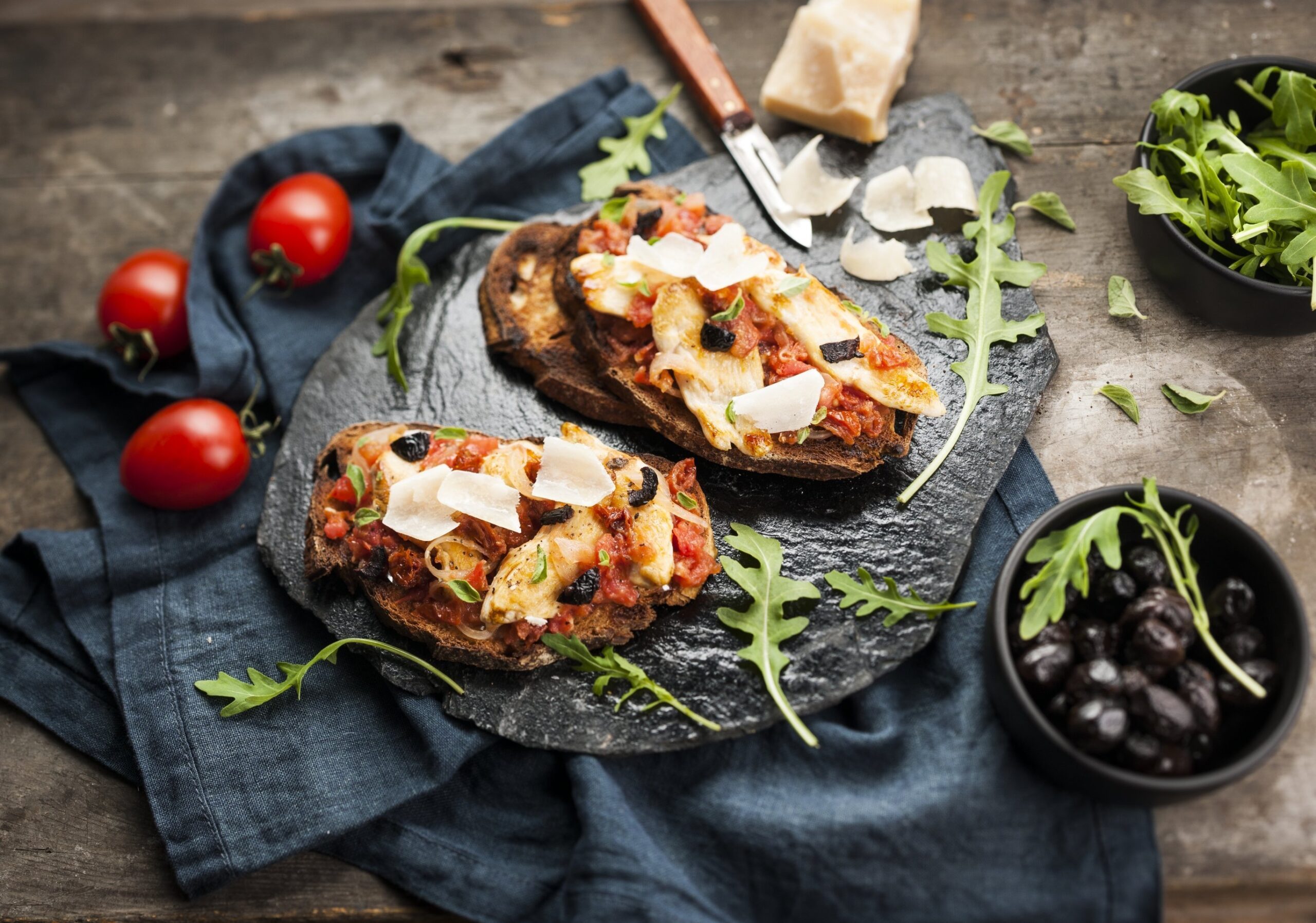 Bruschetta s kuřecím masem a rajčaty – recept pro chytrý hrnec Tefal Cook4Me+