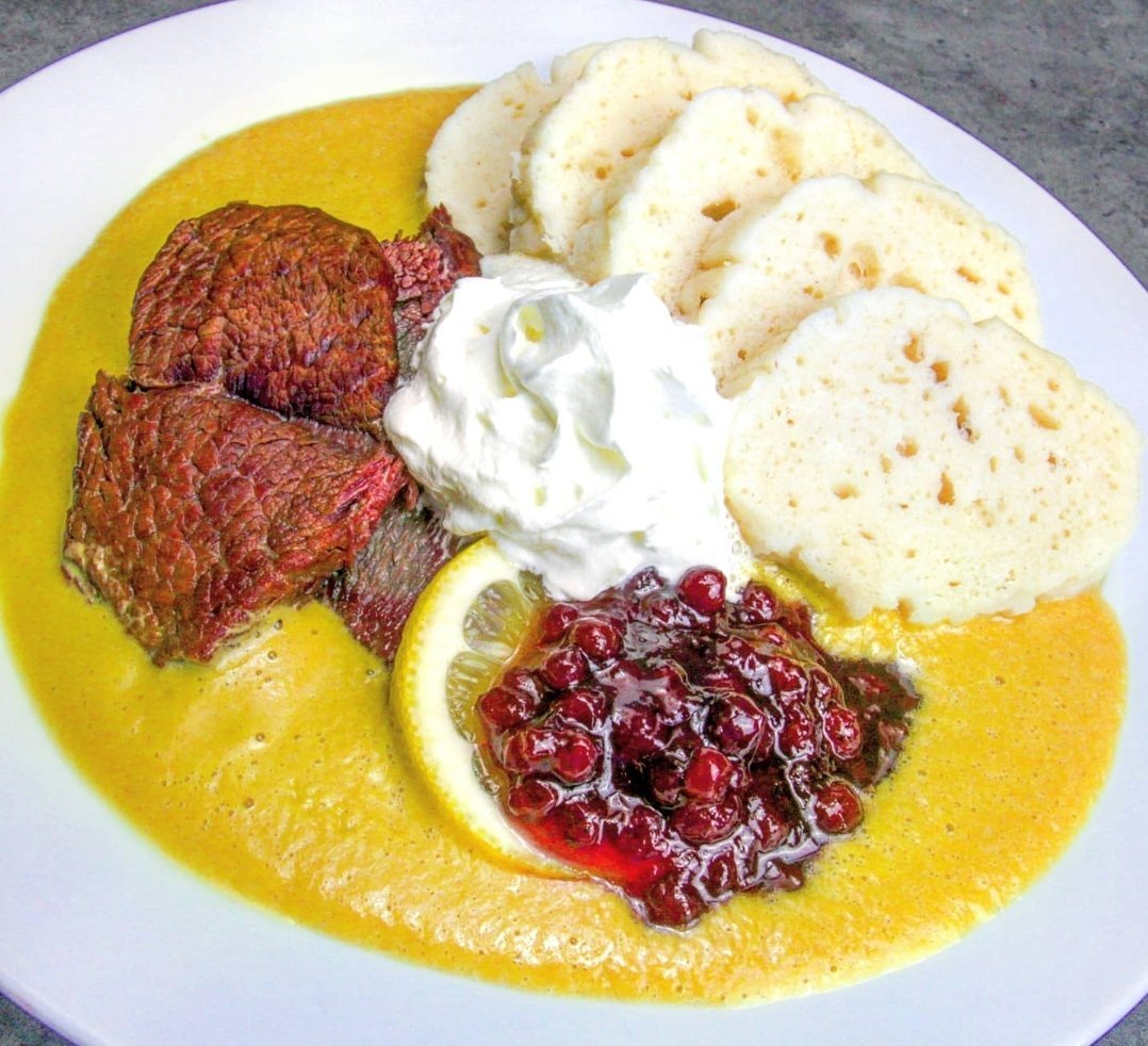 Svíčková na smetaně s kynutým knedlíkem a brusinkami – recept pro Cook4me+ od @davidvkuchyni