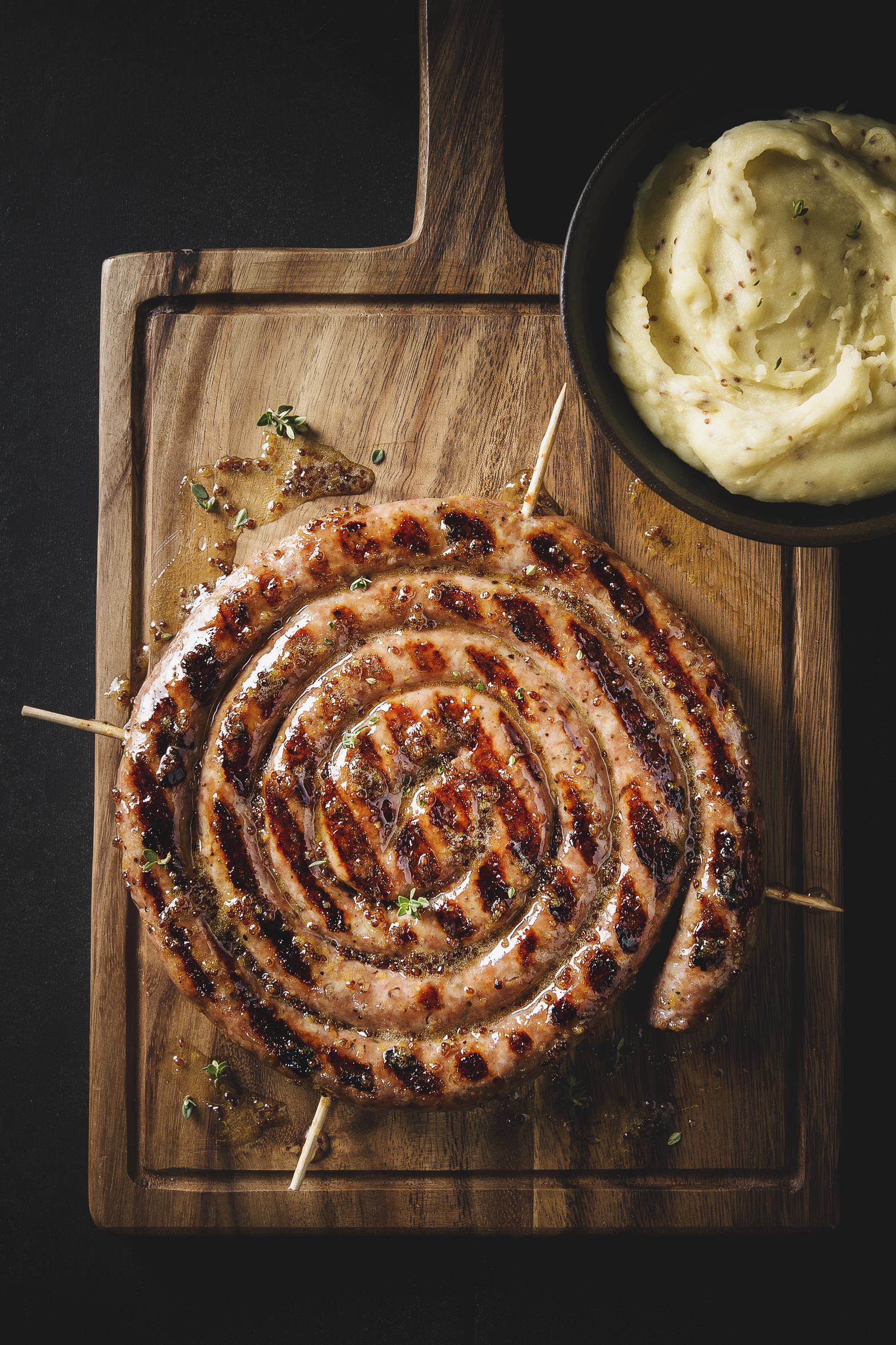 Lahodná grilovaná bílá klobása s hořčicovou omáčkou – recept pro Tefal Easy Fry Oven & Grill