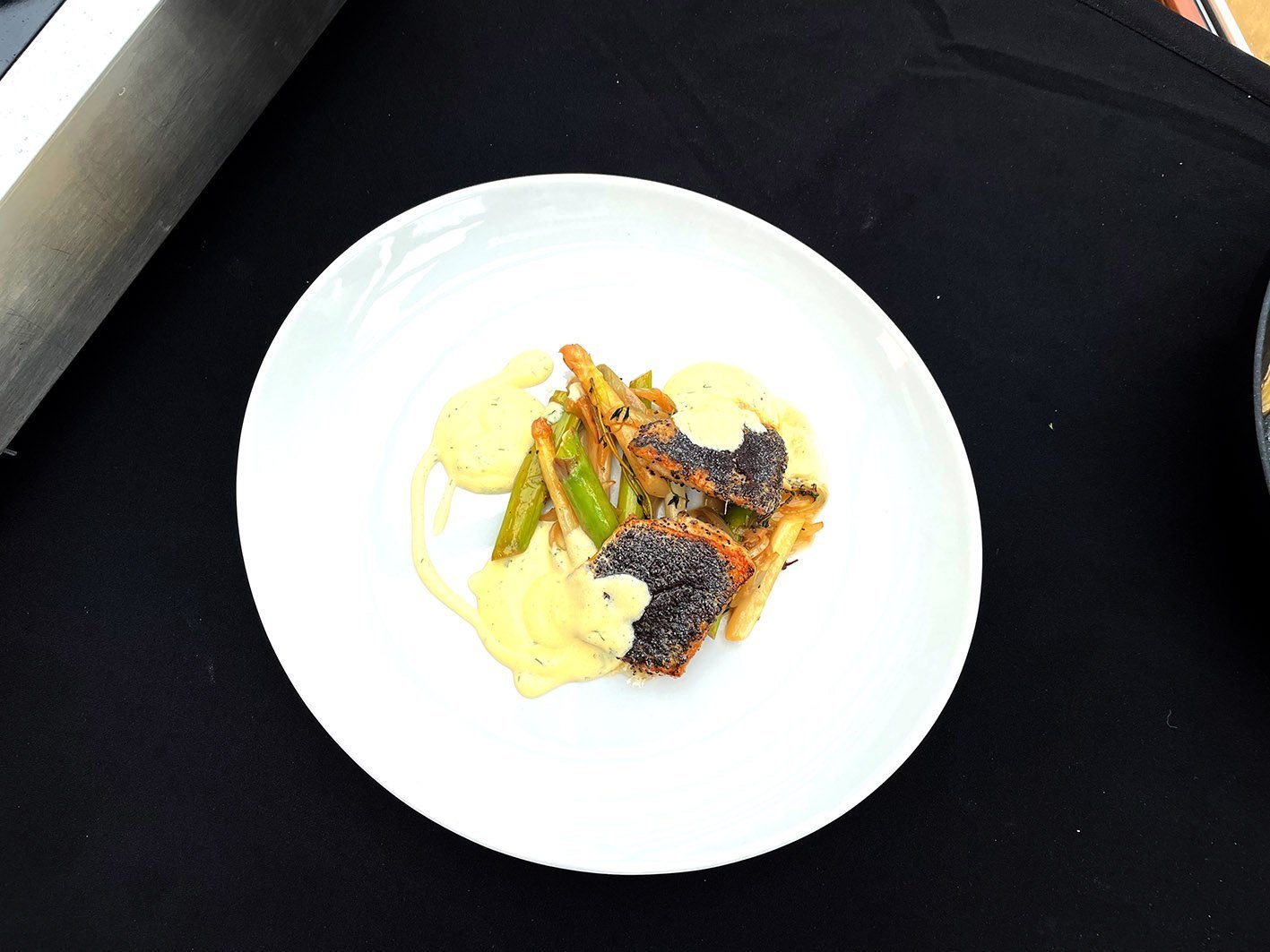 Recept na jarní oběd – Filet z candáta v makové krustě s chřestem na másle a jemnou koprovou omáčkou od šéfkuchaře Ondřeje Slaniny