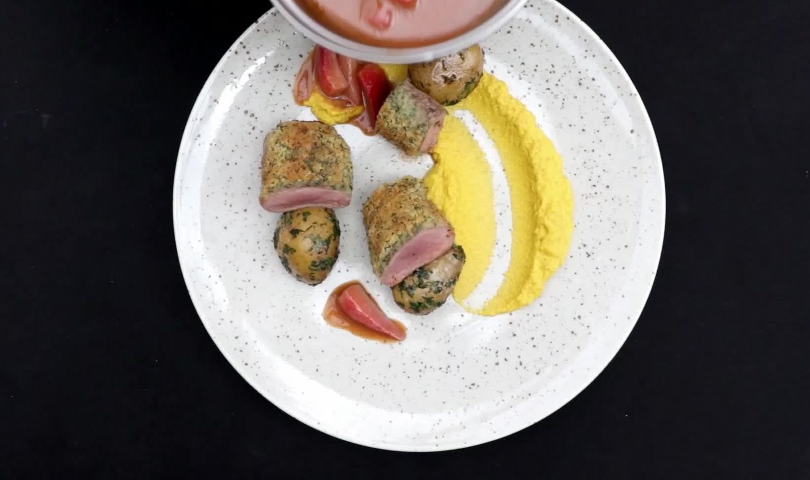 Recept na jarní oběd  – Jehněčí hřbet gratinovaný bylinkovou krustou, zeleninové pyré, petrželové brambůrky a jahodová omáčka od šéfkuchaře Ondřeje Slaniny