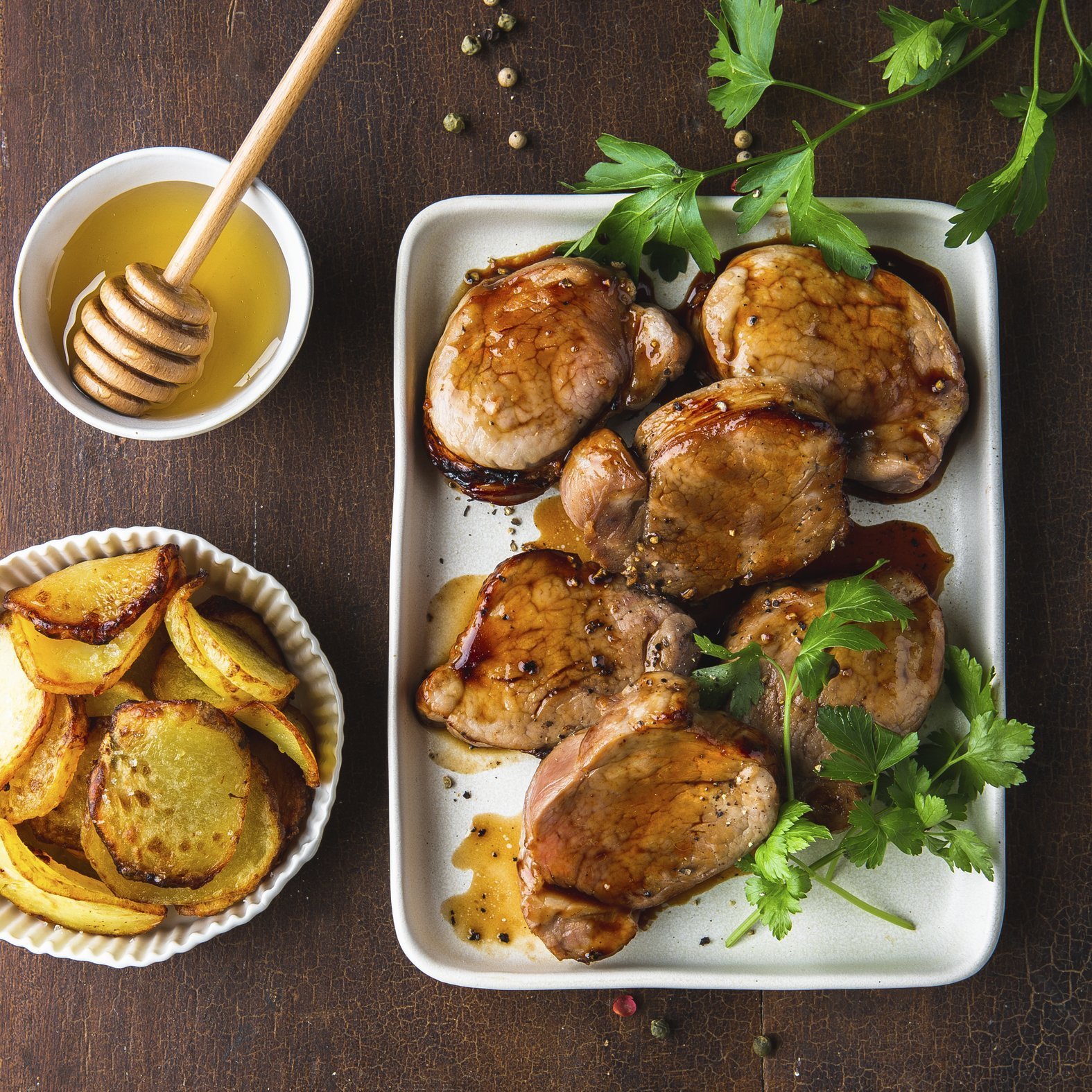 Medem glazovaná vepřová panenka na kachním sádle s bramborami – recept pro Tefal Easy Fry Oven & Grill