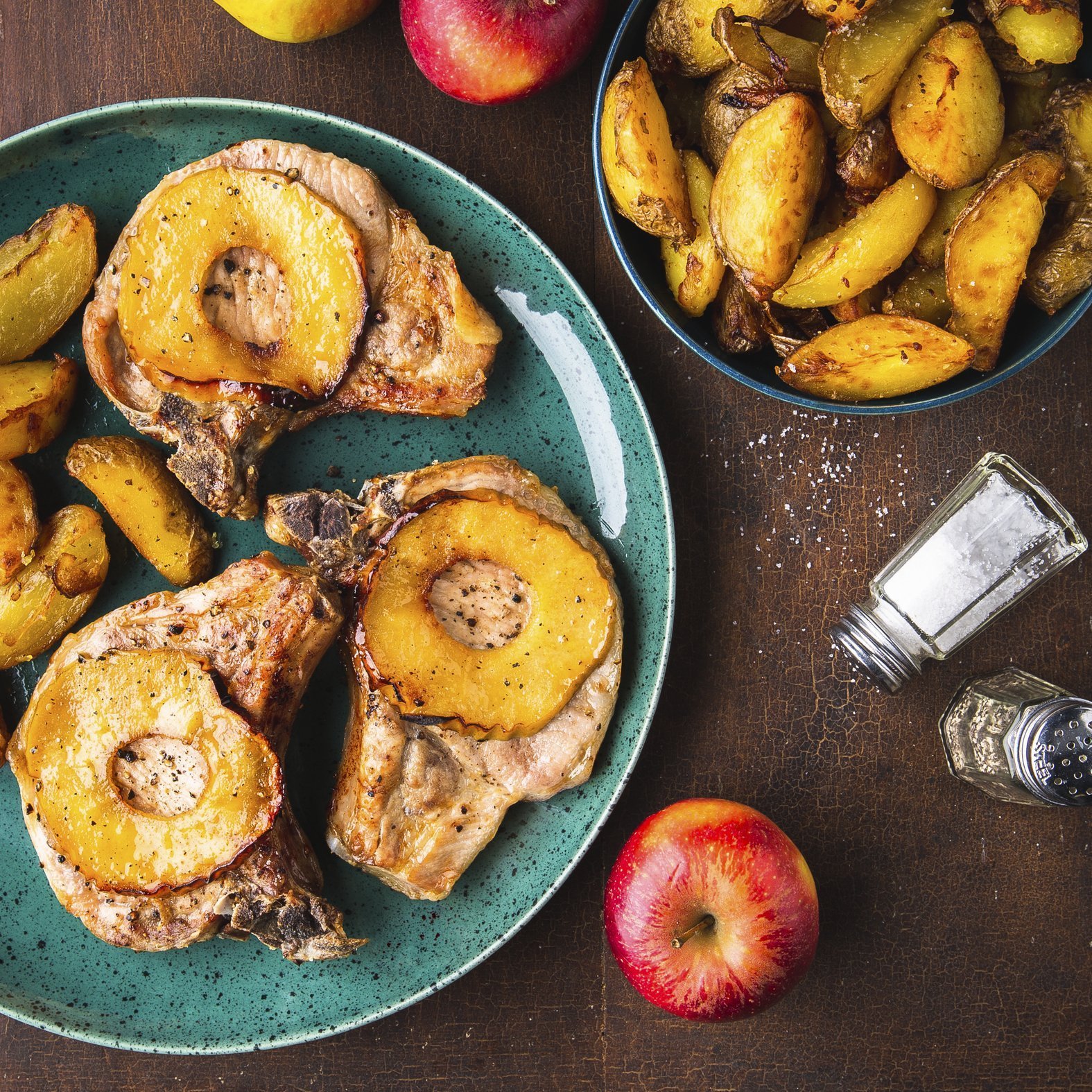 Large-Pork chops with potatoes and potatoes_Cotelettes de porcs aux pommes et patates 2.jpg