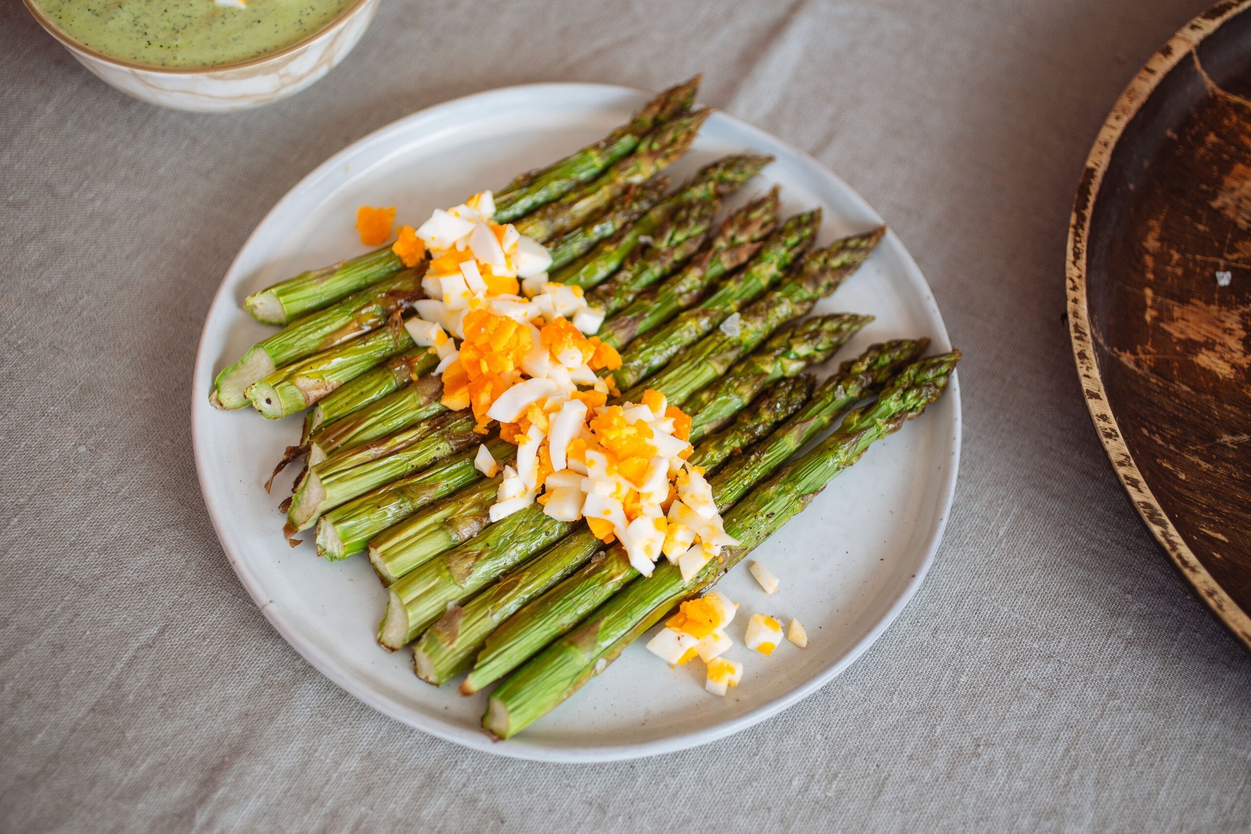 Sült zöldspárga saláta zöld istennő öntettel – Havas Dóra recept