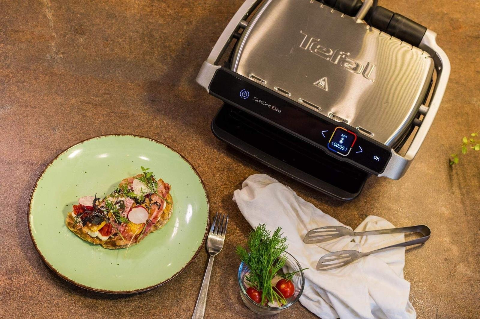 Sýrový chléb ve vajíčku s brynzovou pěnou a slaninou, grilovaná zelenina