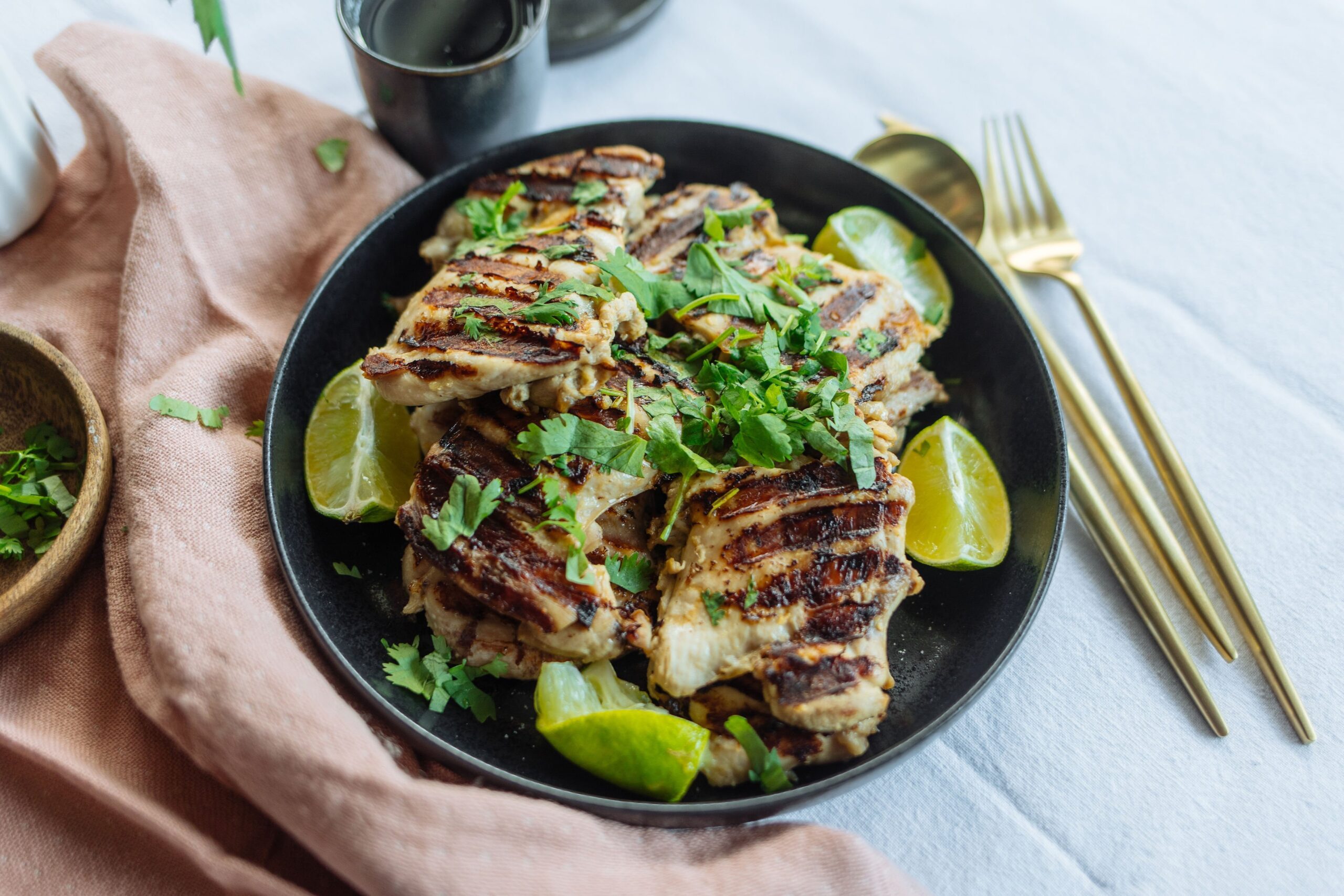 Kókusztejes grillezett csirkecomb – Havas Dóra nyári menüje