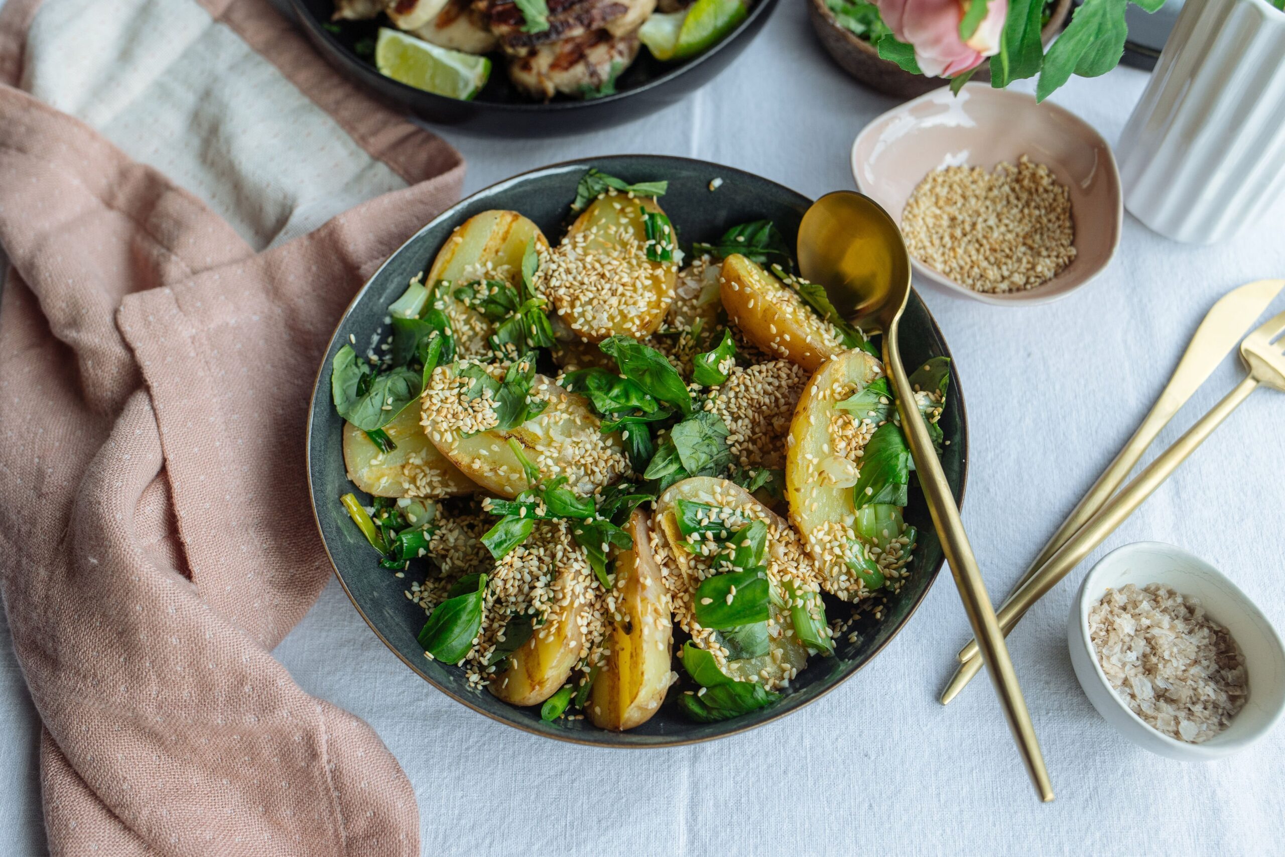 Grillezett krumplisaláta bazsalikommal és újhagymával – Havas Dóra nyári menüje