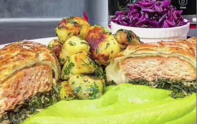 Losos Wellington s hráškovým pyré, opečeným bramborem a zelným salátem – recept od @davidvkuchyni pro Tefal InfinyMix+