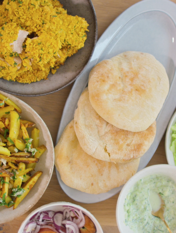 Kuřecí stripsy s hranolkami a tzatziky v pita chlebu – recept od  lubojatzkycouple.cz pro Tefal horkovzdušnou fritézu Easy Fry Oven & Gril