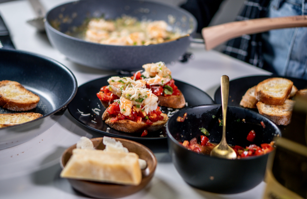 Valentýnská bruschetta s krevetou na víně – recept od lubojatzkycouple.cz pro Tefal pánve Unlimited