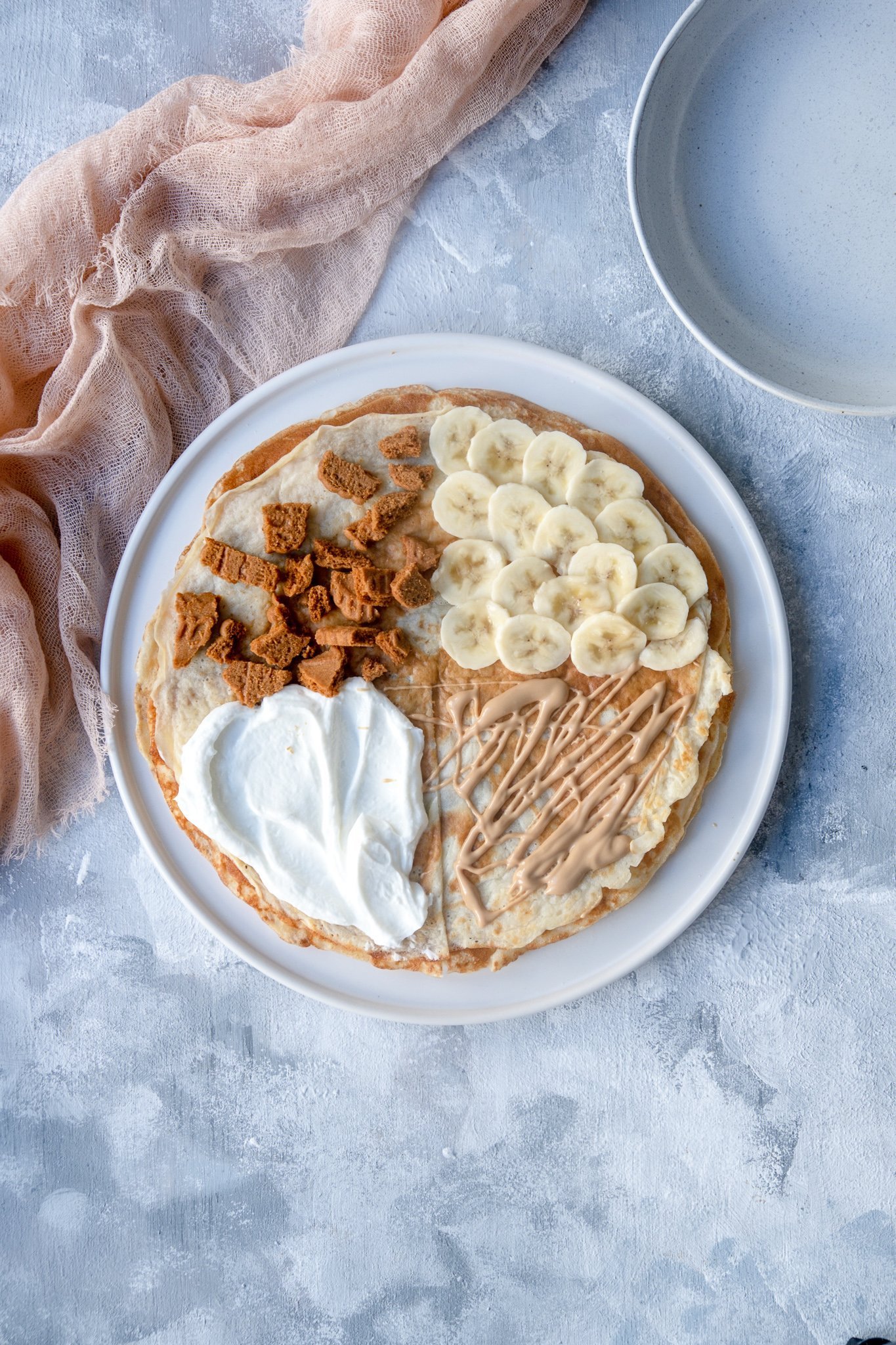 Luxusní tvarohové palačinky se slaným karamelem, sušenkami, banánem a řeckých jogurtem – recept od lubojatzkycouple.cz pro Tefal pánve G6 Unlimited