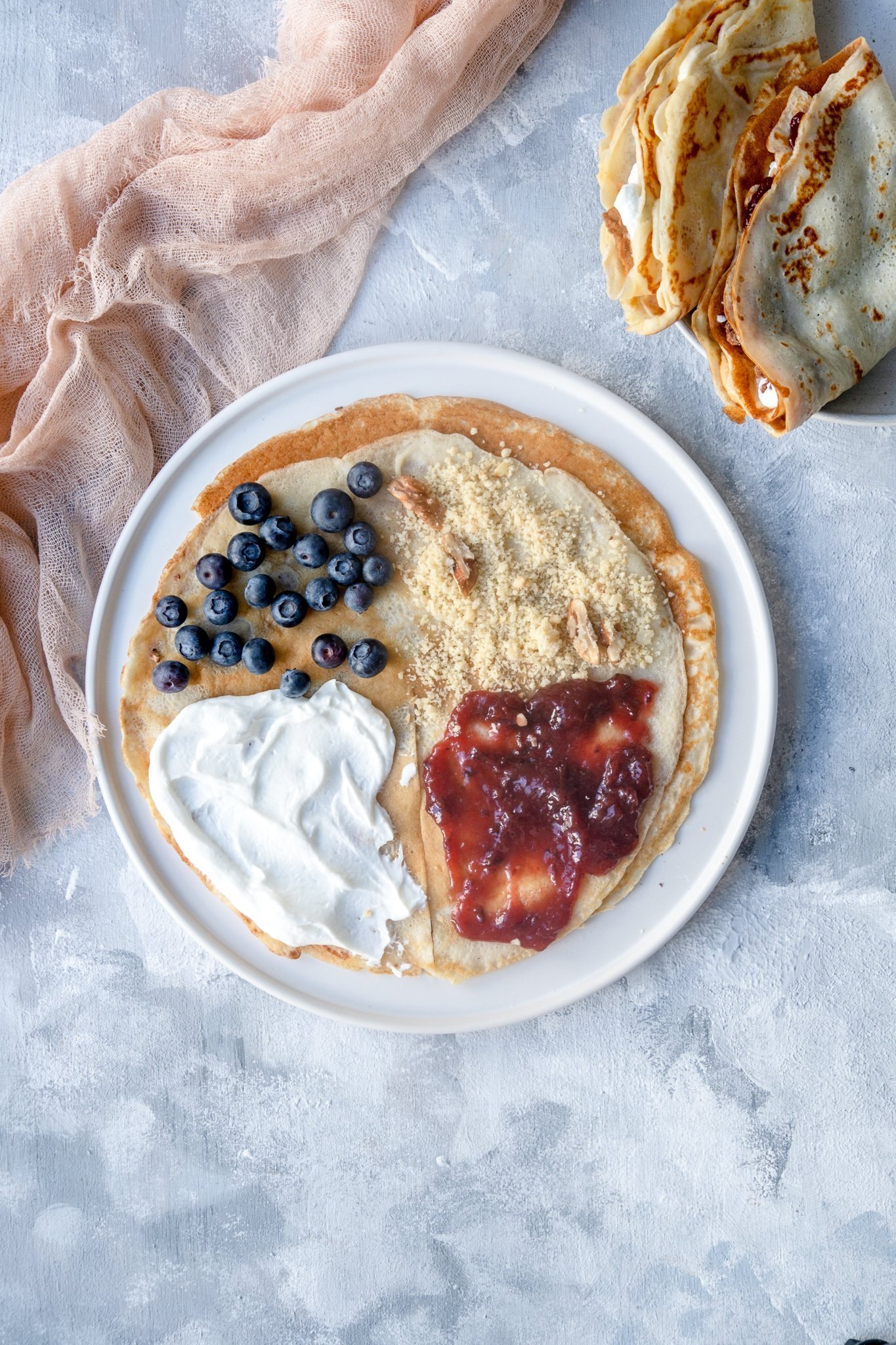 Luxusní tvarohové palačinky s povidly, tvarohem, borůvkami a vlašskými ořechy – recept od lubojatzkycouple.cz pro Tefal pánve G6 Unlimited