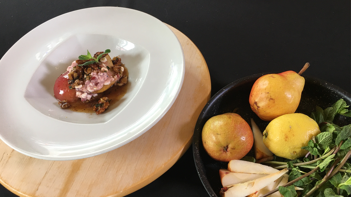 Karamelizované hrušky s brusinkovo – skořicovým Cottage – recept od Ondřeje Slaniny