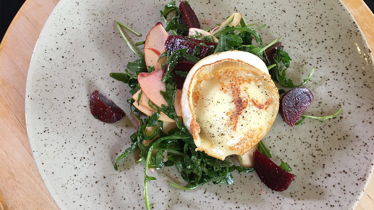 Pečený kozí sýr s rukolovým salátem s jablky a červenou řepou – recept od Ondřeje Slaniny