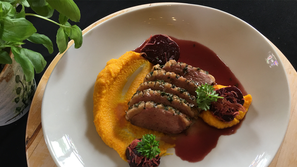 Pomalu pečené kačeří prso s dýňovým pyré s restovanou červenou řepou a omáčkou z portského vína – recept od Ondřeje Slaniny