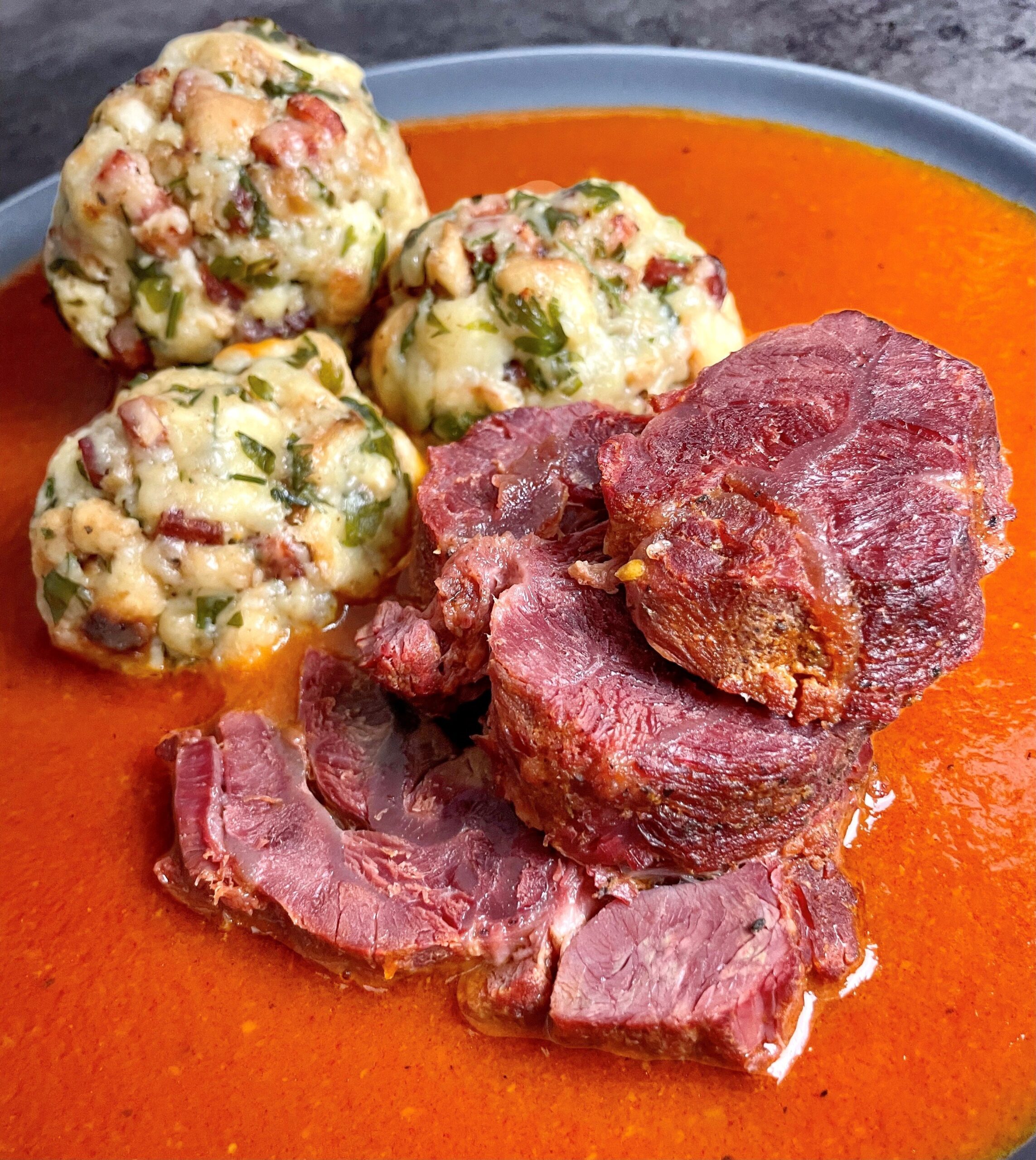 Rajská omáčka z čerstvých rajčat, hovězí maso a špekové knedlíky – recept od @davidvkuchyni