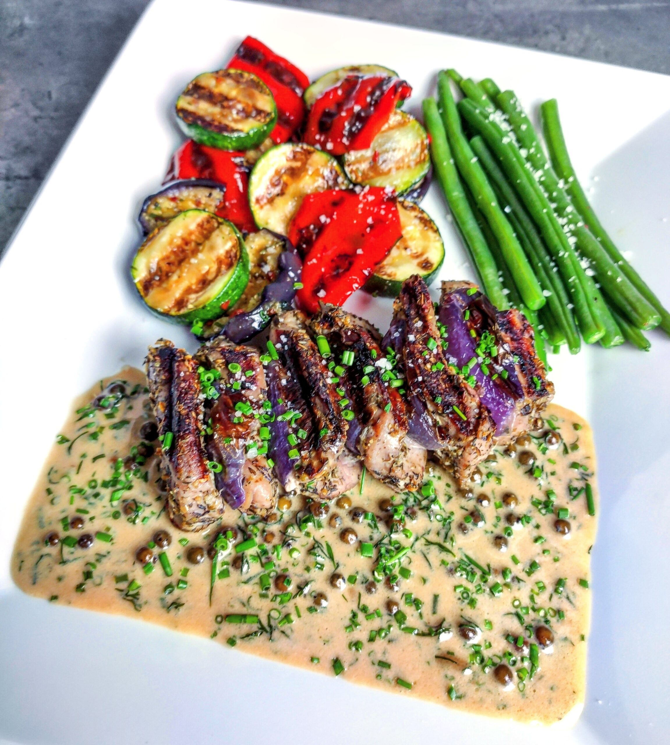 Špíz z vepřové panenky, s grilovanou zeleninou, fazolkami a pepřovo-koprovou omáčkou – recept od @davidvkuchyni pro Tefal Optigrill Elite