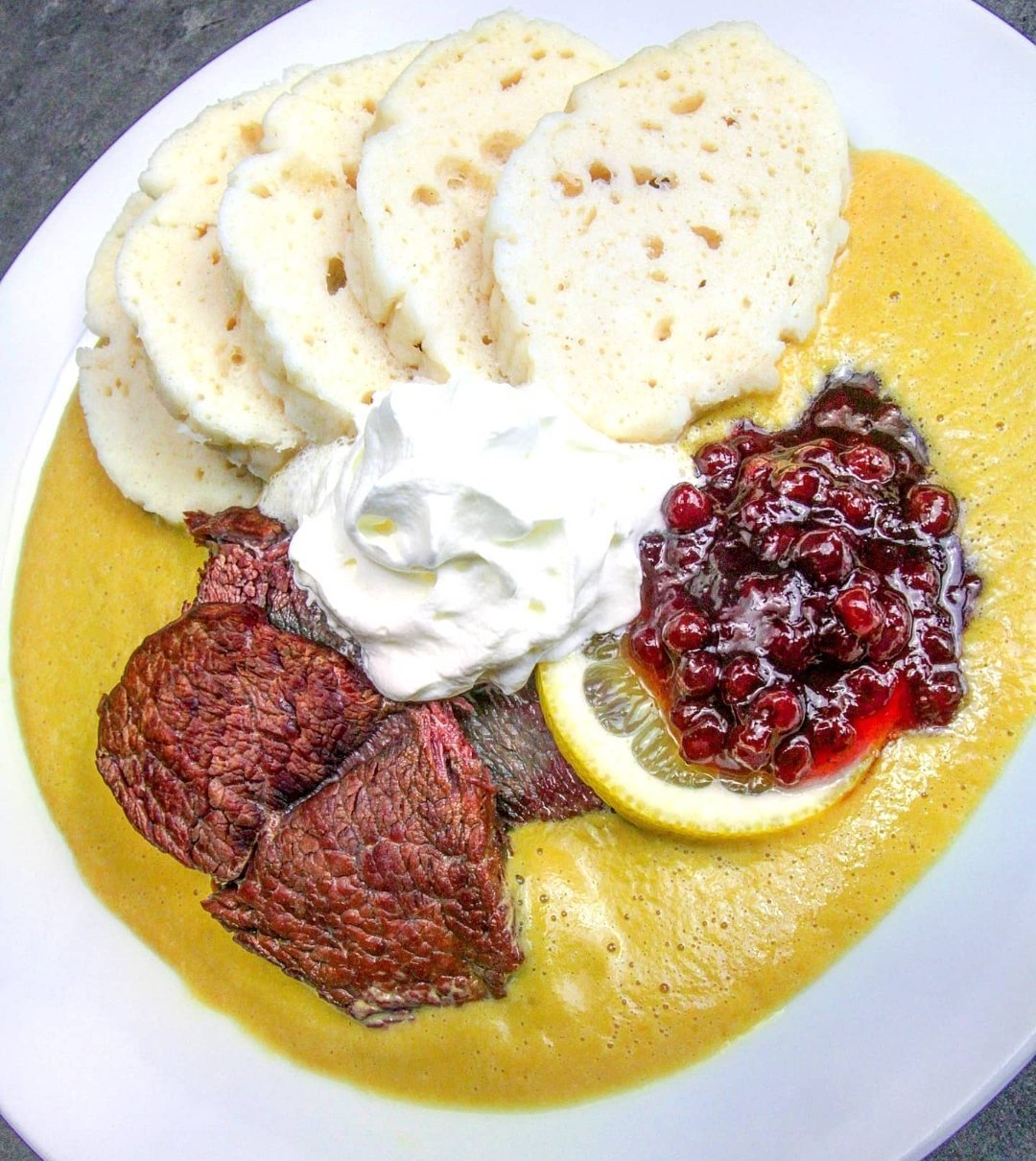 Svíčková na smetaně s kynutým knedlíkem a brusinkami – recept od @davidvkuchyni pro chytrý multifunkční hrnec Tefal Cook4me+ CY8511