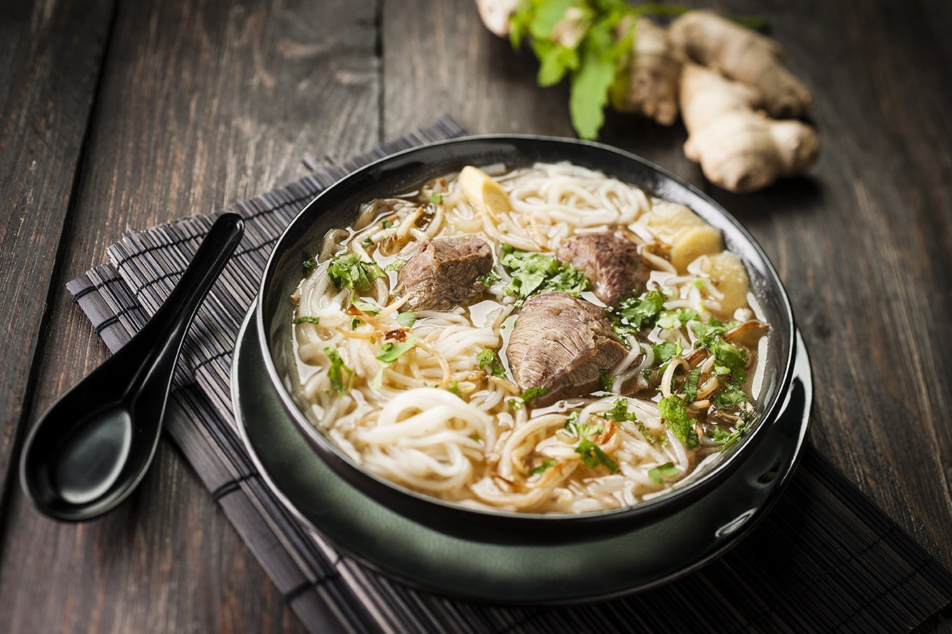 Asijské dušené hovězí ragú s rýžovými nudlemi – recept v chytrém multifunkčním hrnci Tefal Cook4me+