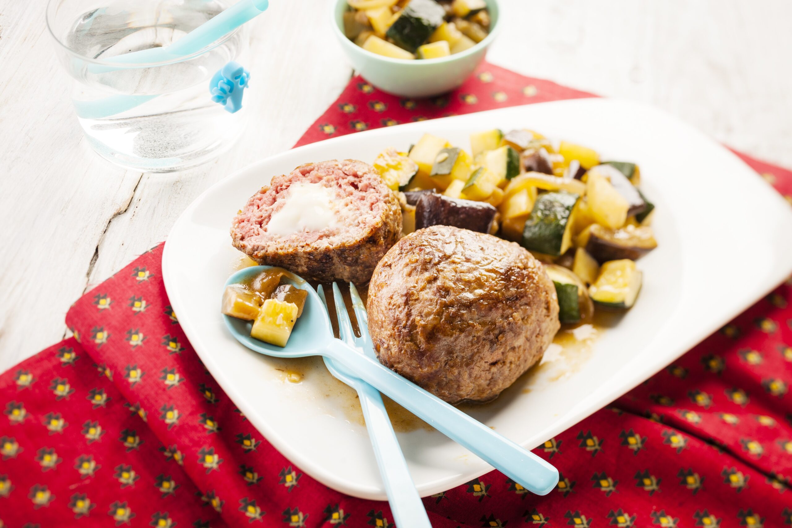 Plněné masové kuličky sýrem s cuketou a lilkem – recept v chytrém multifunkčním hrnci Tefal Cook4me+