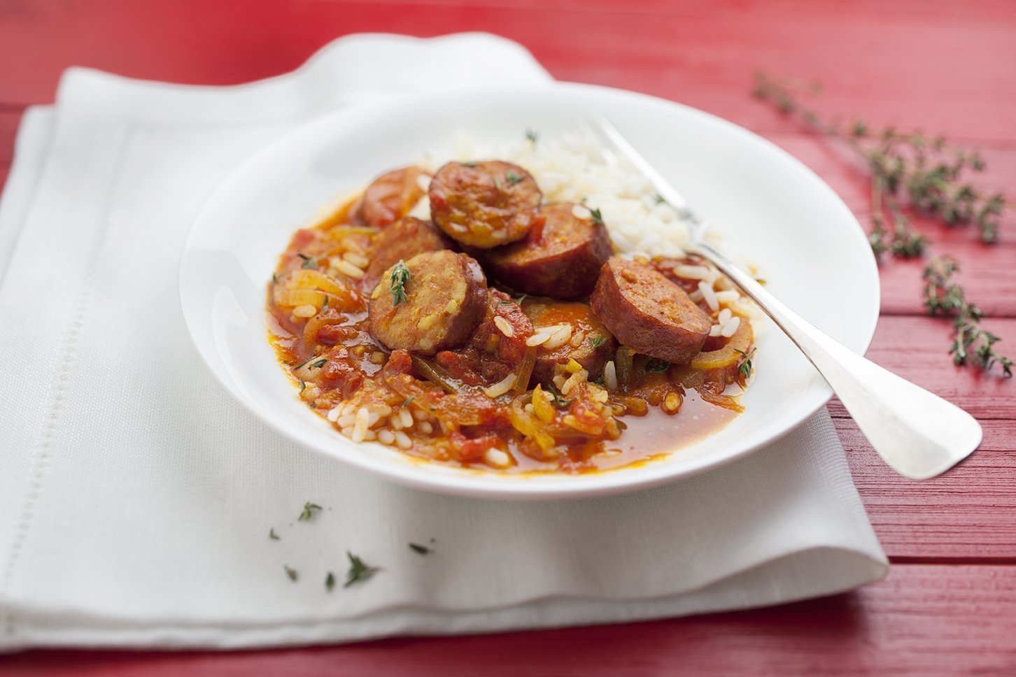 Klobásová směs s rajčaty (rougail) – recept v chytrém multifunkčním hrnci Tefal Cook4me+