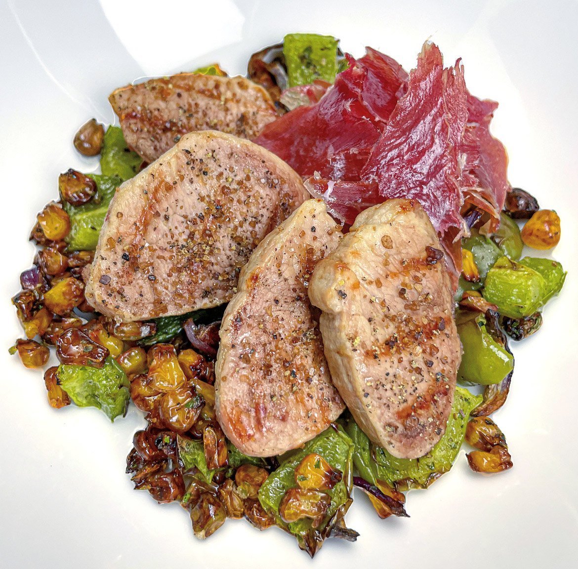 Grilované medailonky z vepřové panenky, pečená kukuřice a zelenina, sušená šunka – recept pro Easy Fry Oven & Grill