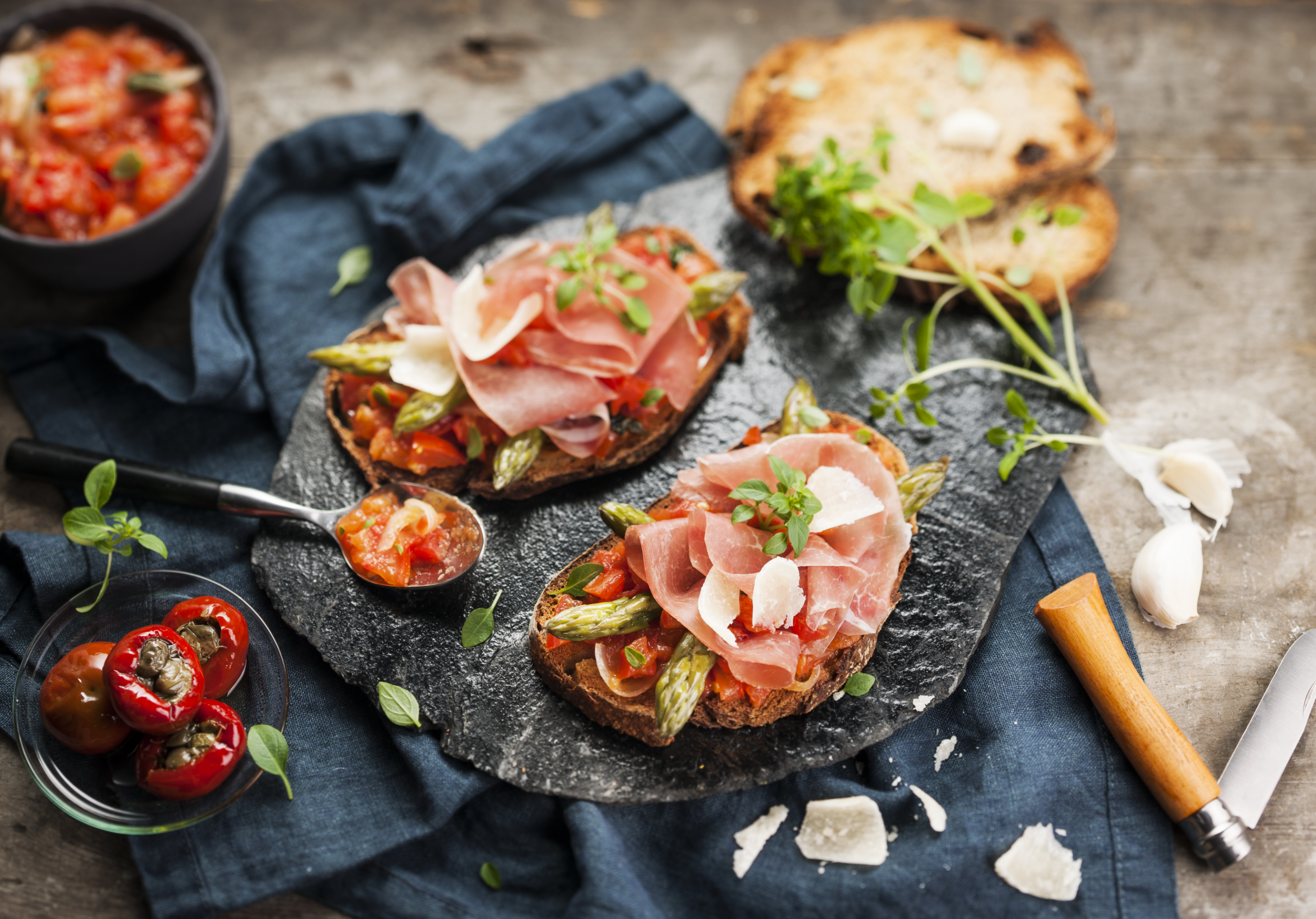 Prosciuttos, spárgás bruschetta – a Tefal Cook4me+ CY8511 intelligens multifunkciós készülék receptje