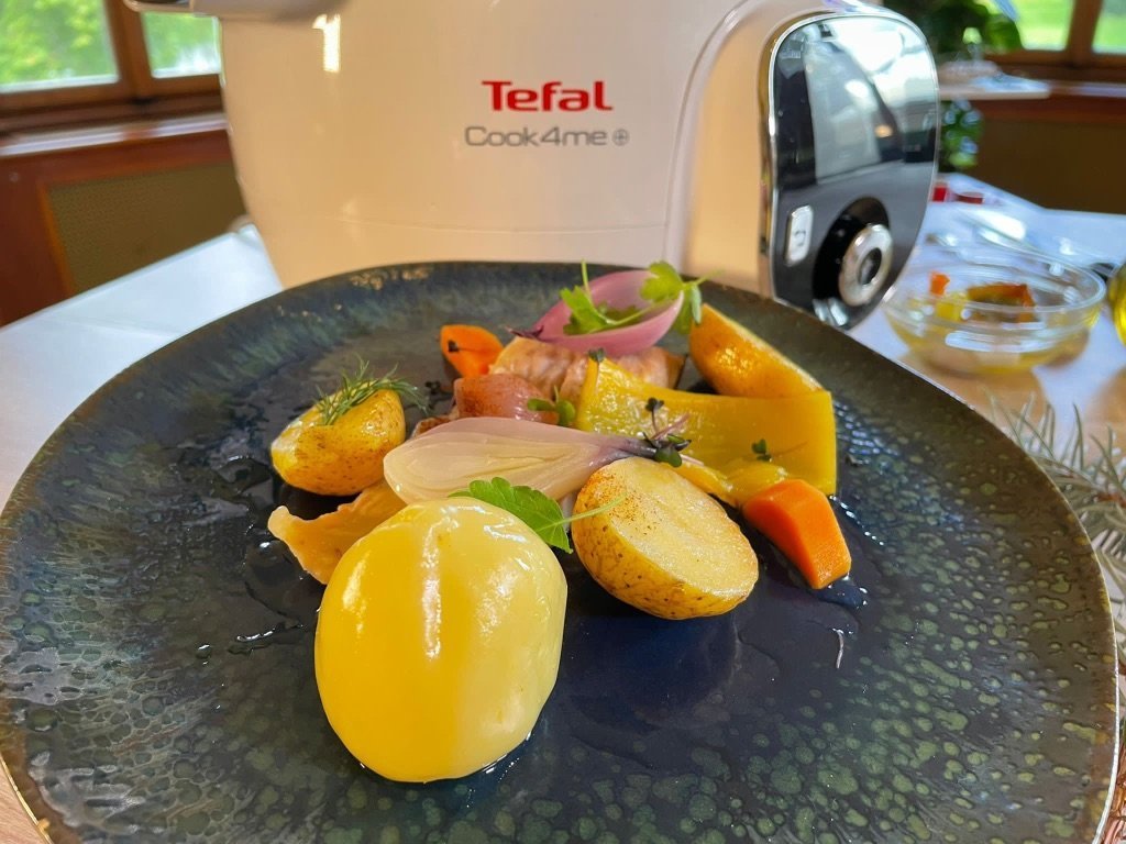 Kapr na bílém víně, kyselé brambory na jehličí, marinovaná domácí zelenina, pečená skořice – vánoční recept od šéfkuchaře Martina Kolníka #tefalvanocnimenu