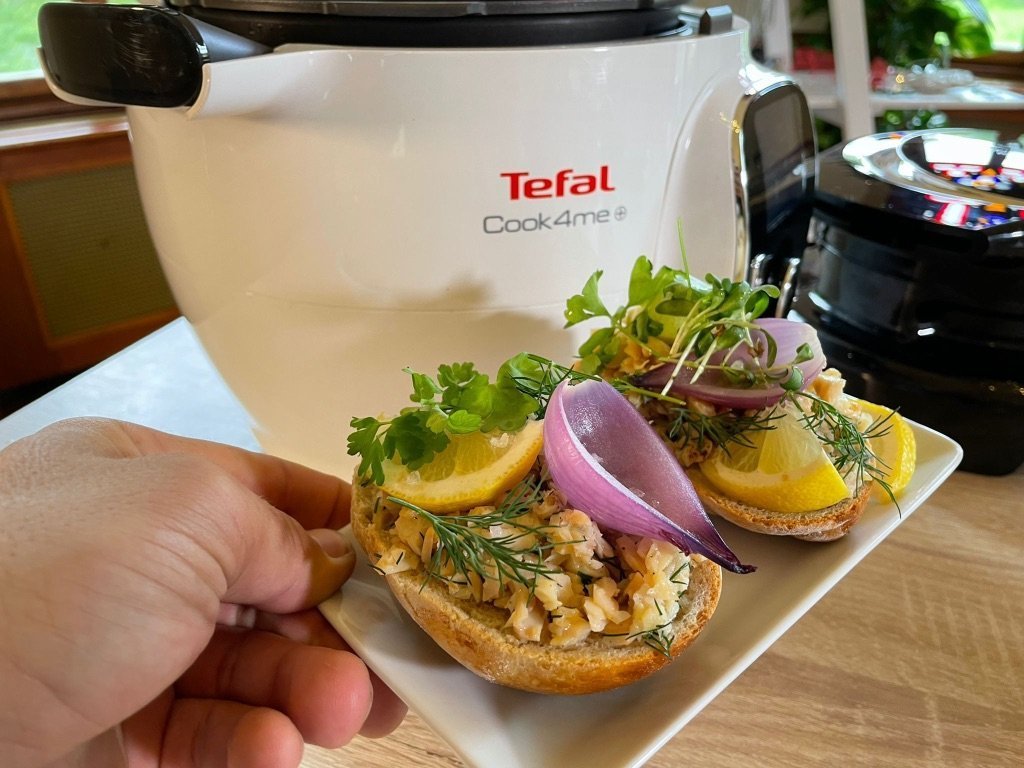 Tatarák z uzeného pstruha, pečená cibule, domácí brioška s perníkovým kořením – vánoční recept od šéfkuchaře Martina Kolníka #tefalvanocnimenu