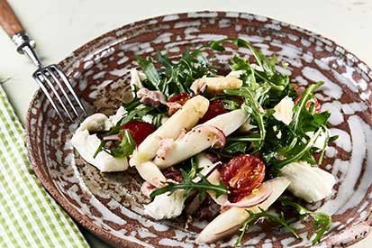 Salát z chřestu a sušených rajčat s medem, slaninou a rukolou – recept pro varný kuchyňský robot Tefal Click and Cook