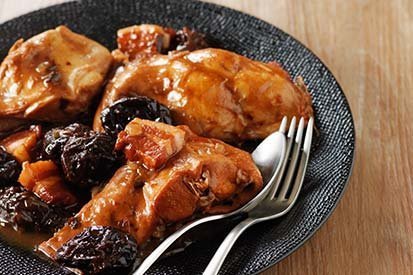 Králík na sušených švestkách – recept pro varný kuchyňský robot Tefal Click and Cook