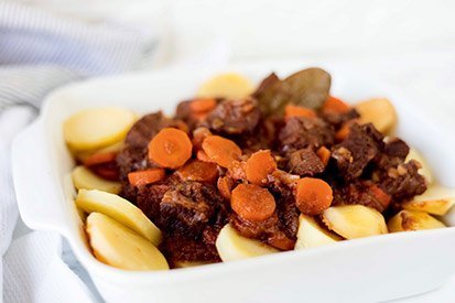 Hovězí líčka na červeném víně s kořenovou zeleninou – recept pro varný kuchyňský robot Tefal Click and Cook