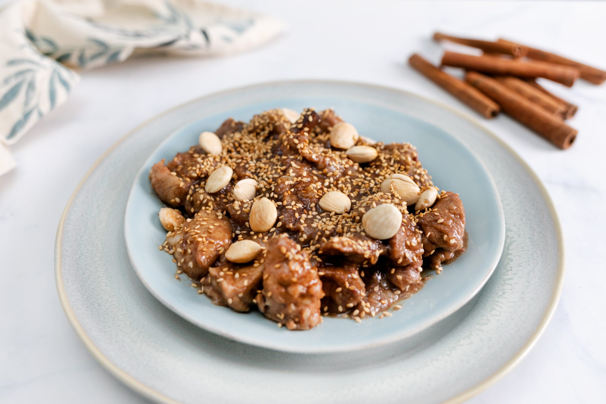 Jehněčí ragú s datlemi a mandlemi – recept pro varný kuchyňský robot Tefal Click and Cook