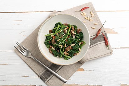 Restovaný špenát s piniovými oříšky a rozinkami – recept pro varný kuchyňský robot Tefal Click and Cook