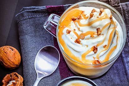 Zmrzlinový pohár se slaným karamelem a lískovými oříšky – recept pro varný kuchyňský robot Tefal Click and Cook