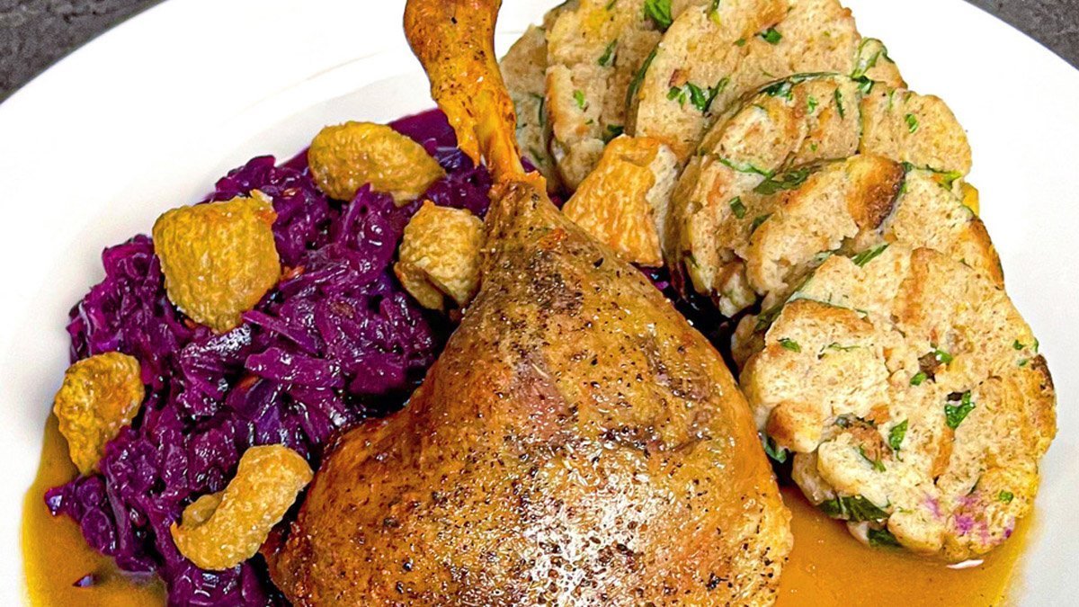 Pomalu pečená kachní stehna s omáčkou, červeným zelím a knedlíkem  – recept od @davidvkuchyni