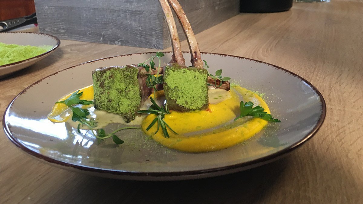 Jehněčí hřebínek v bylinkové krustě se zeleninovým krémem a smetanovou omáčkou