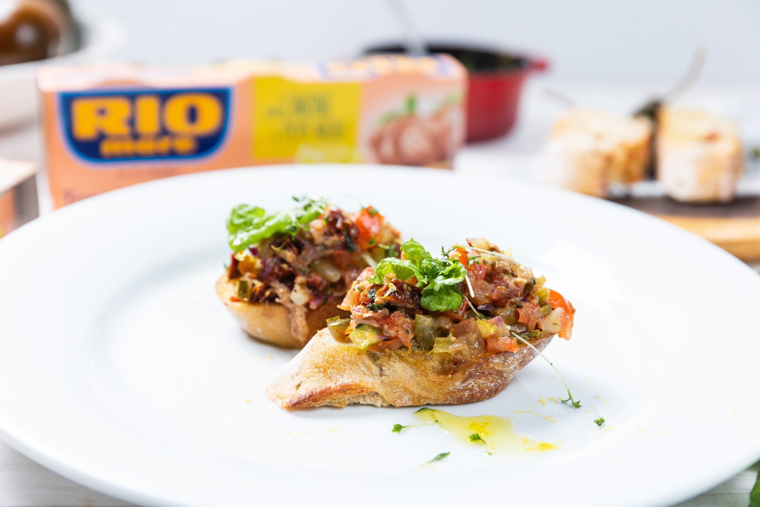 BRUSCHETTA – Tuňák Rio Mare s citronem a černým pepřem, bazalkové pesto, kumato