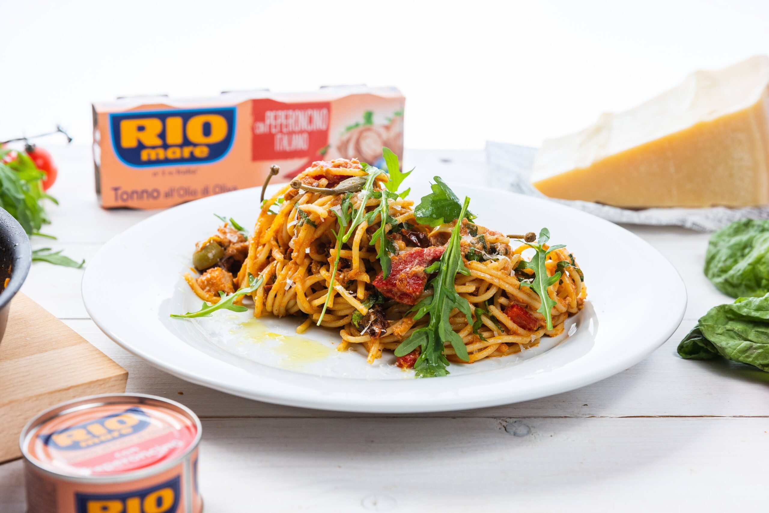 ŠPAGETY – Artyčoky, tuňák Rio Mare s chilli papričkou, tomatové pesto, rukola