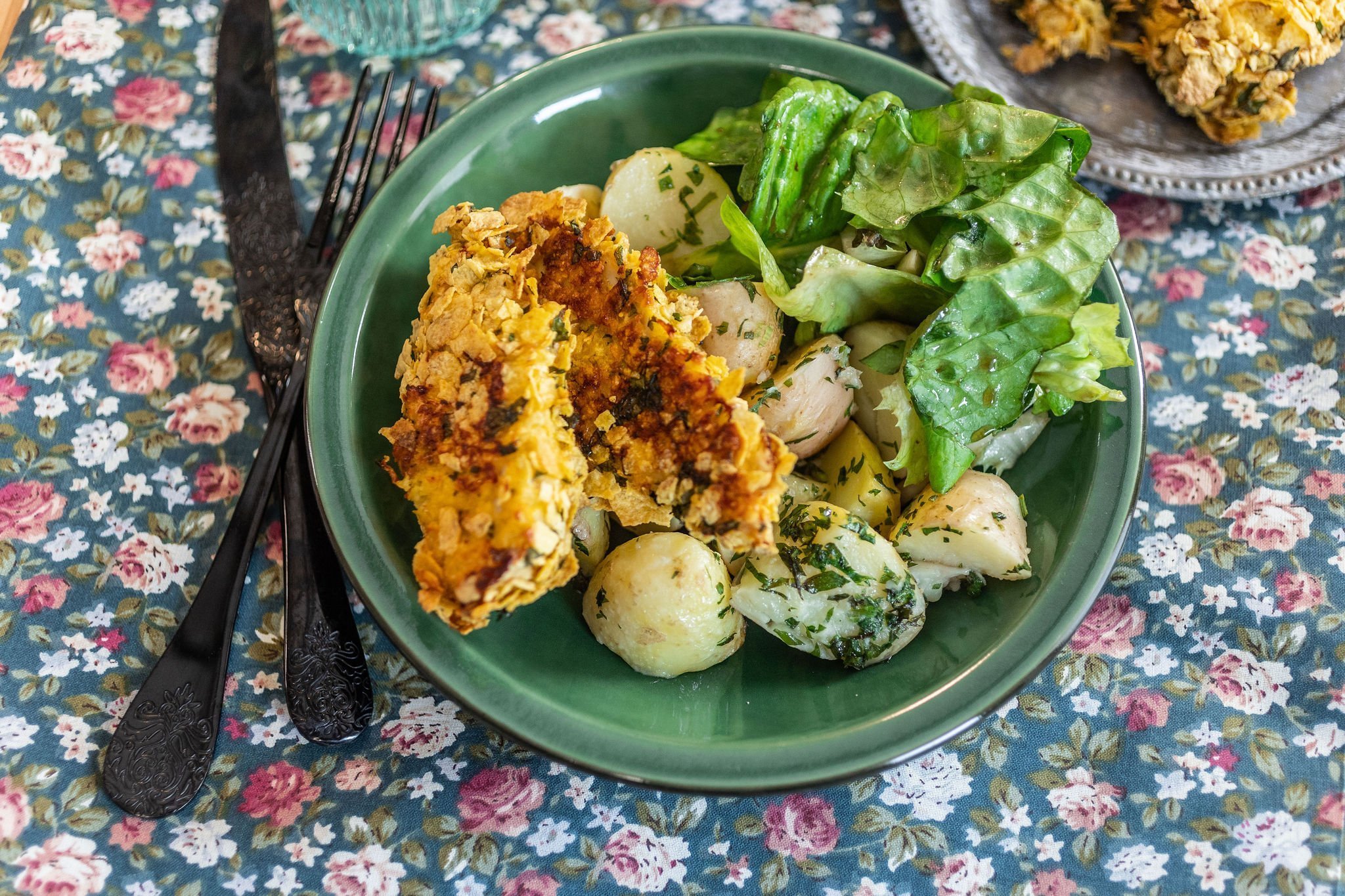 Rántott csirke kukoricapehelyben petrezselymes burgonyával.jpg