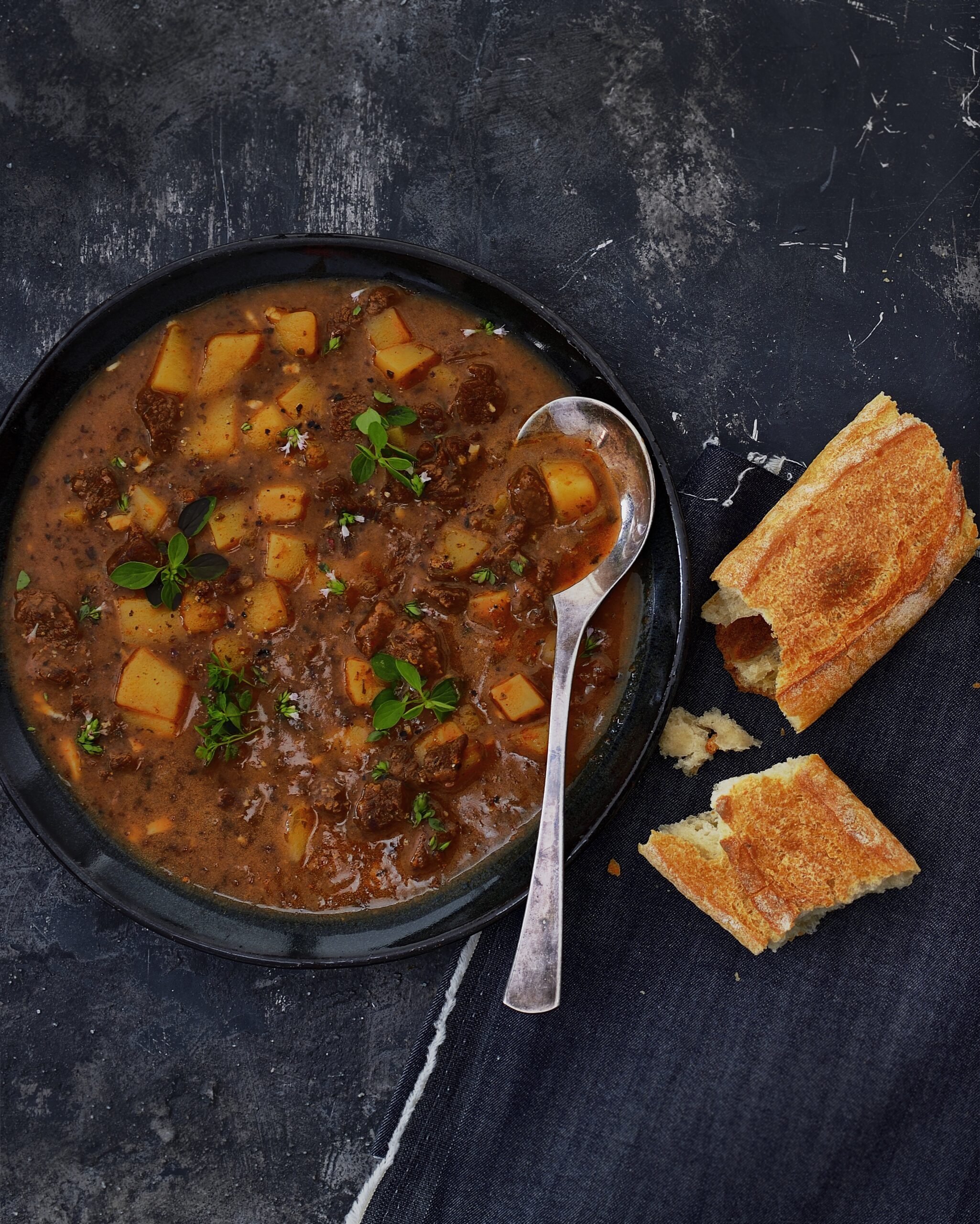Gulášová polévka – recept od šéfkuchaře Ondřeje Slaniny v multifunkčním hrnci All in One Pot