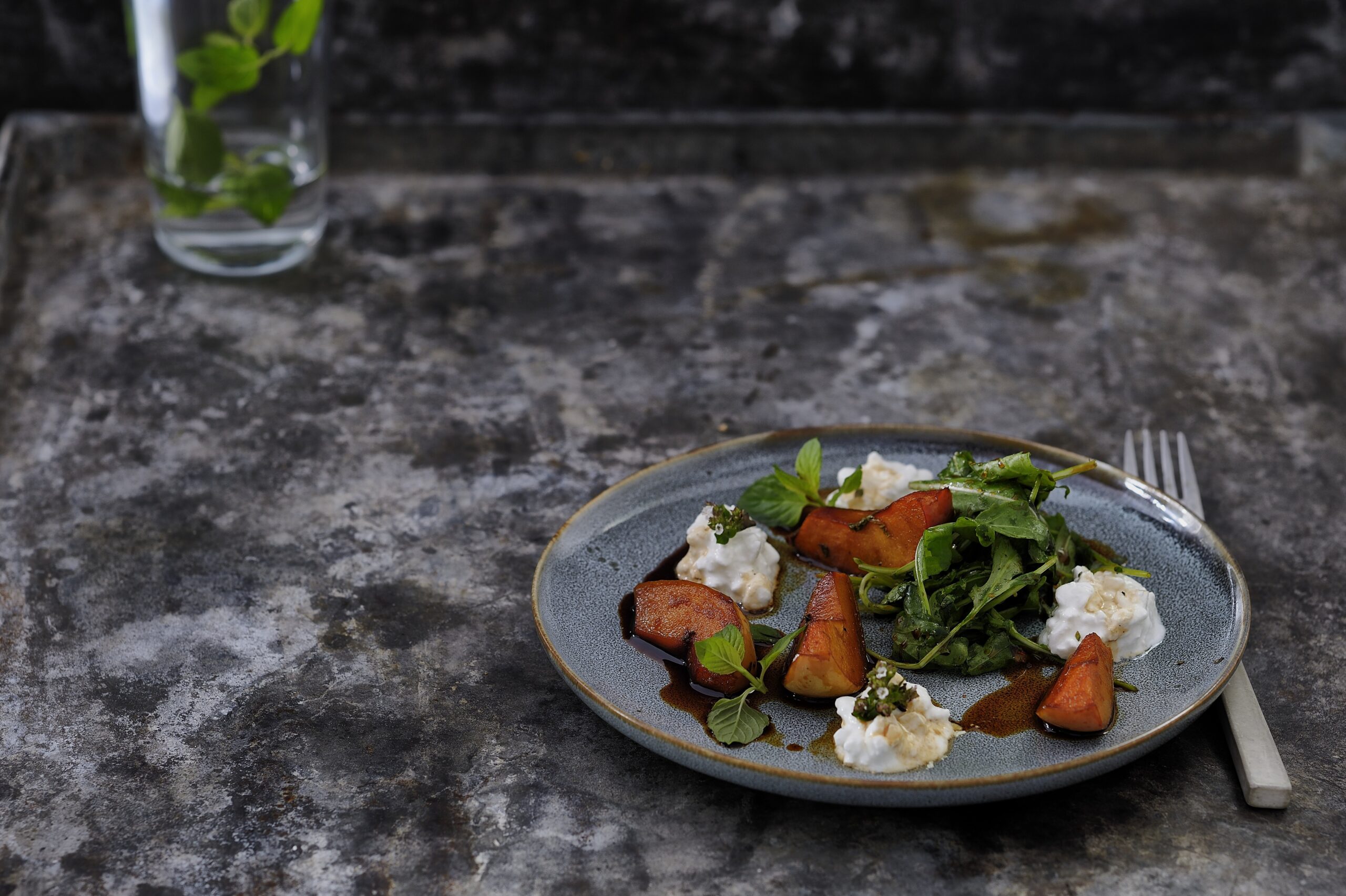 Jablka v karamelu se sýrem Cottage a rukola s medovo-balsamikovým dresingem – recept od šéfkuchaře Ondřeje Slaniny v chytrém hrnci Cook4Me+